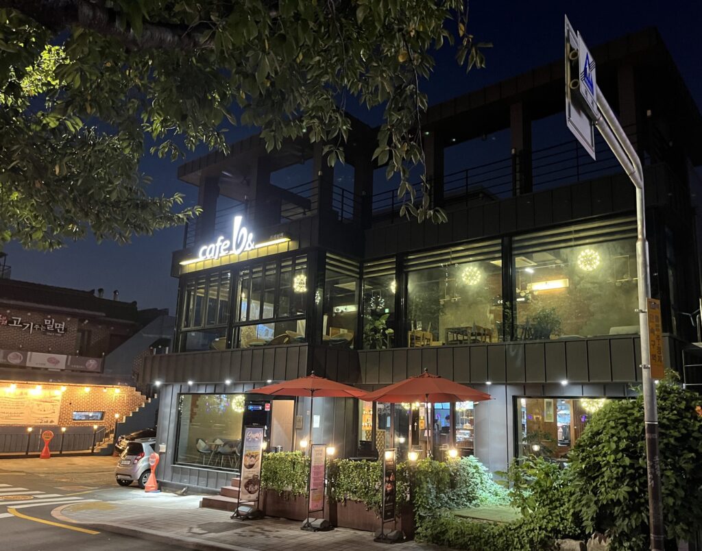 温泉川カフェ通りの様子