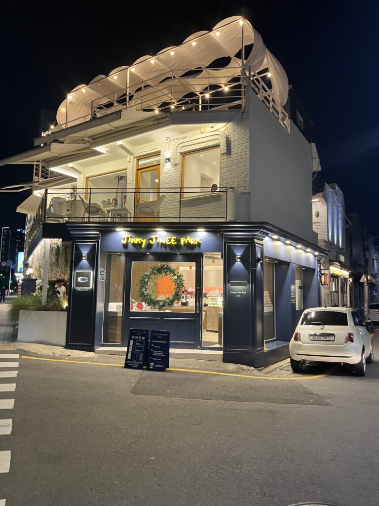 温泉川カフェ通りの様子