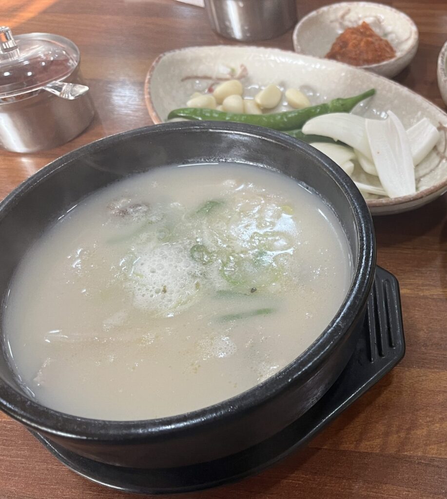 オンチョンチョンカフェ通りのお店紹介(テジクッパ)