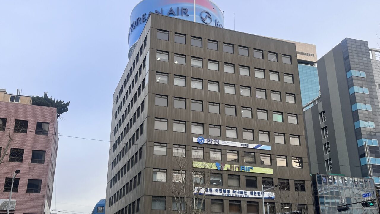 釜山出入国・外国人庁の建物の画像（大韓航空の大きな看板が目印）