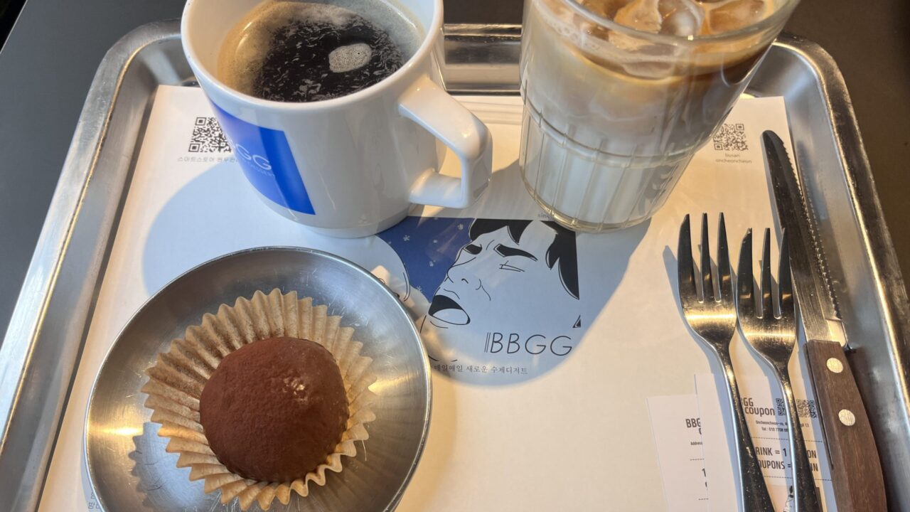 「bbgg.cafe」ドバイもちもちクッキーとコーヒーの写真