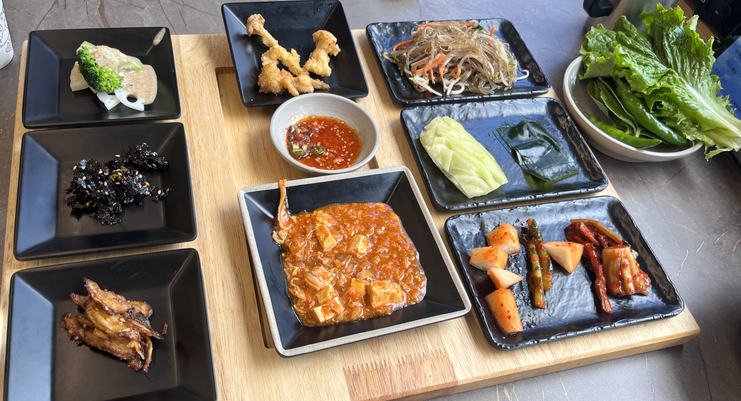 定食についてくるたくさんのパンチャン