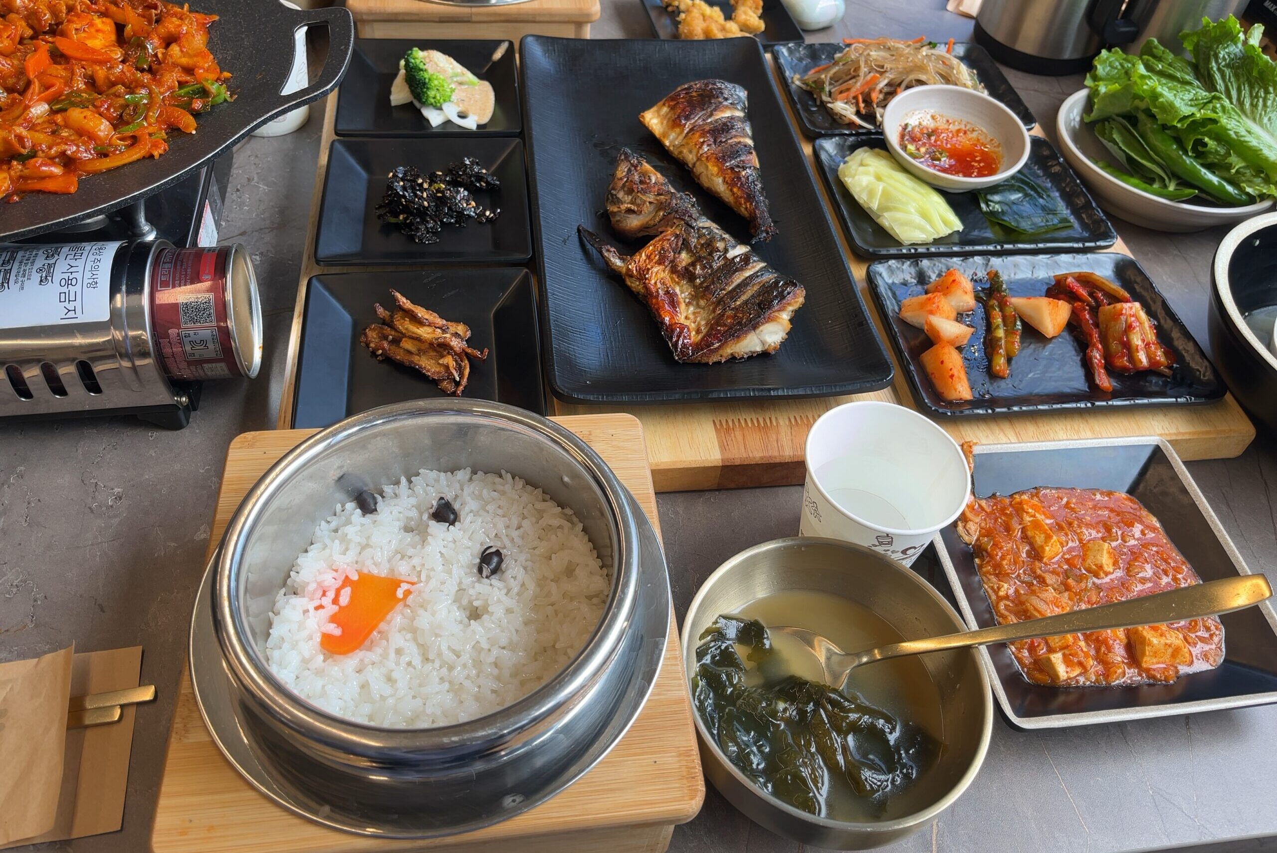 西面でサバ定食についてきたたくさんのパンチャン