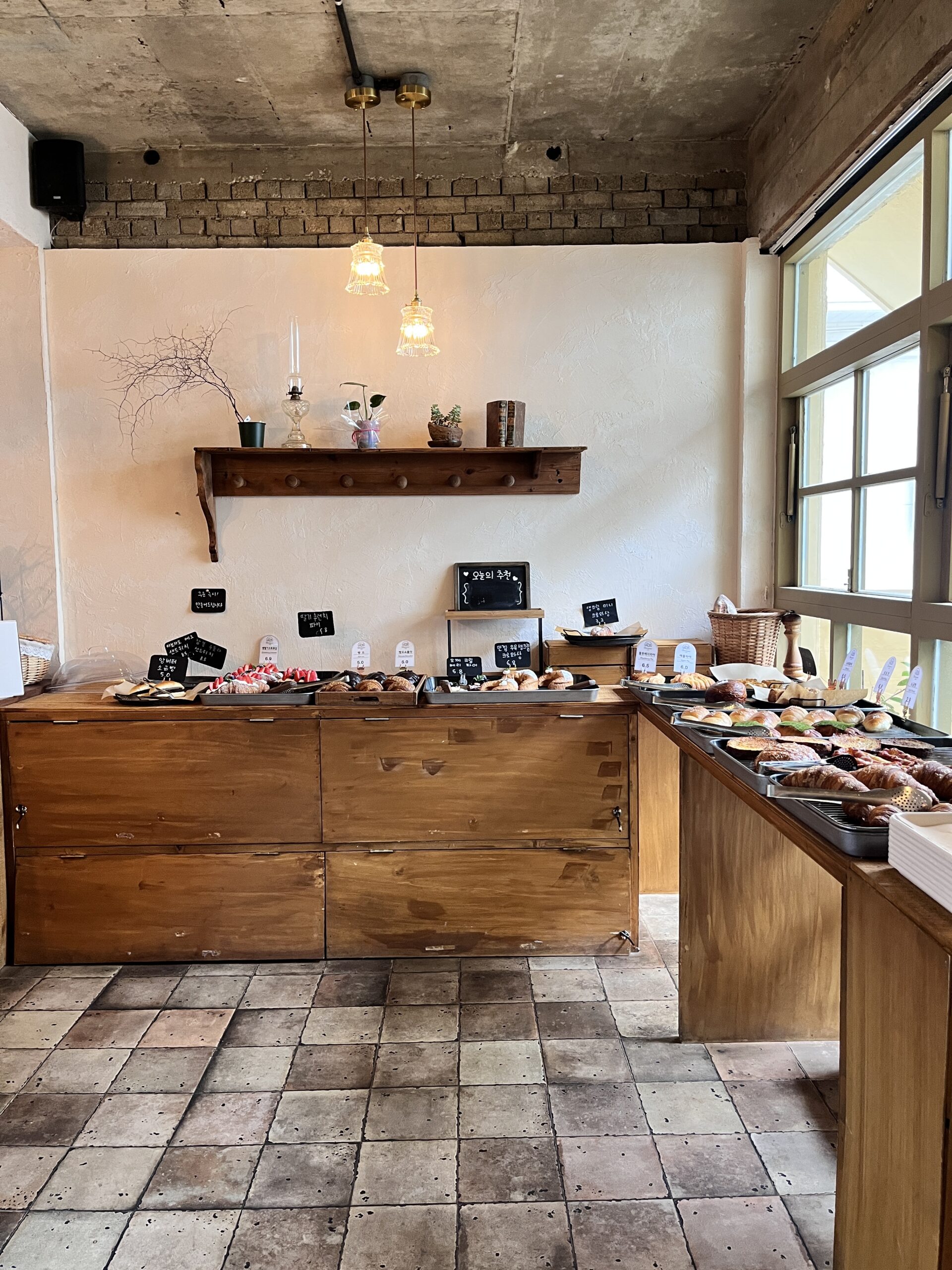 釜山、温泉川のベーカリーカフェboisamerのパンのラインナップ